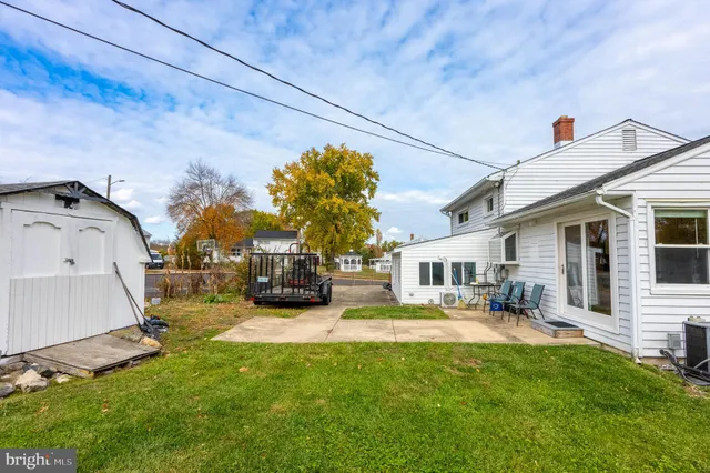 a view of a yard in front of house