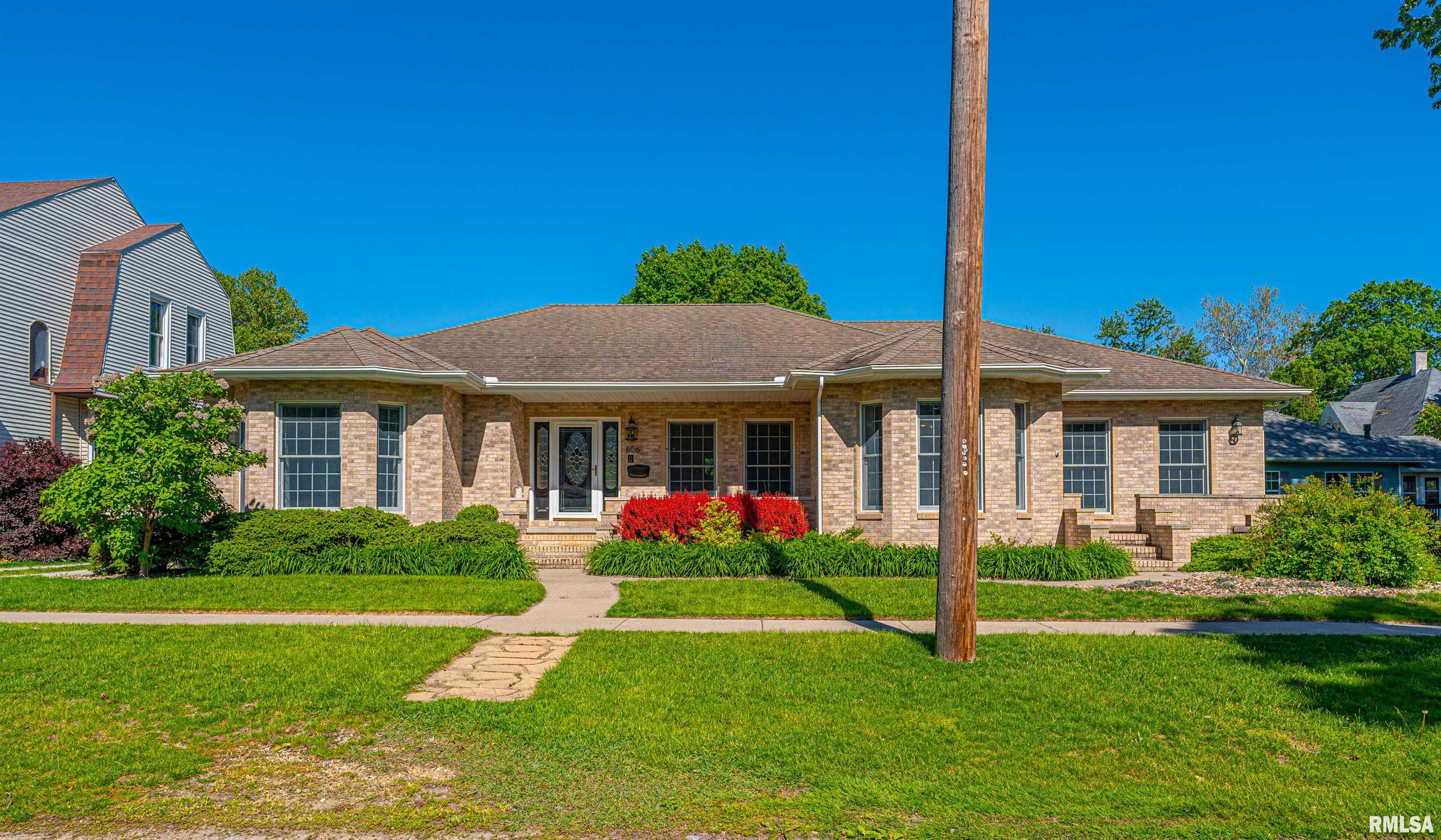 606 North Monroe Street Clinton, IL 61727 - Photo 2 of 50