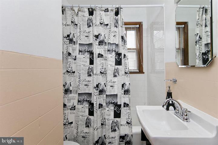 1610 South Loudoun Street Winchester, VA 22601 - Photo 17 of 38 a bathroom with a shower and a sink