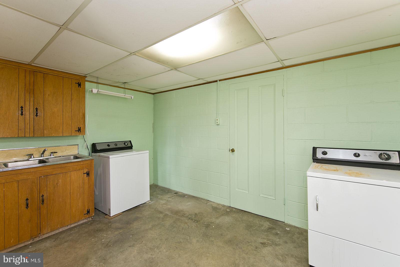 1610 South Loudoun Street Winchester, VA 22601 - Photo 32 of 38 a utility room with dryer and washer