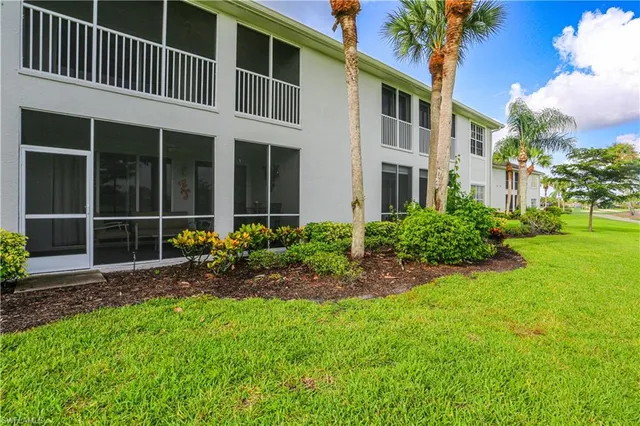 a view of a house with backyard and garden