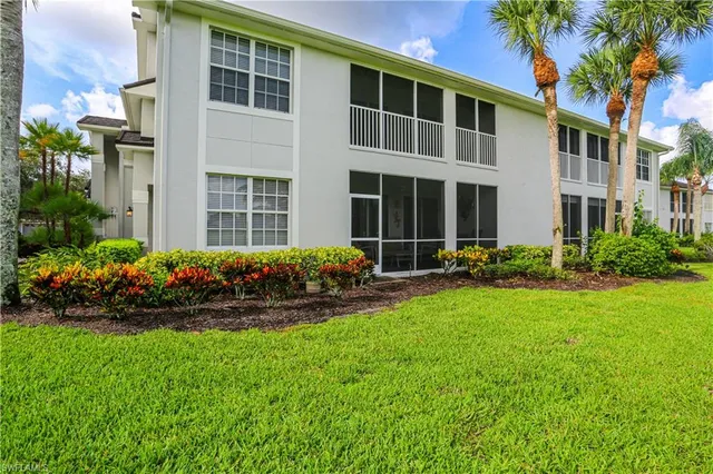 a view of a house with backyard and garden