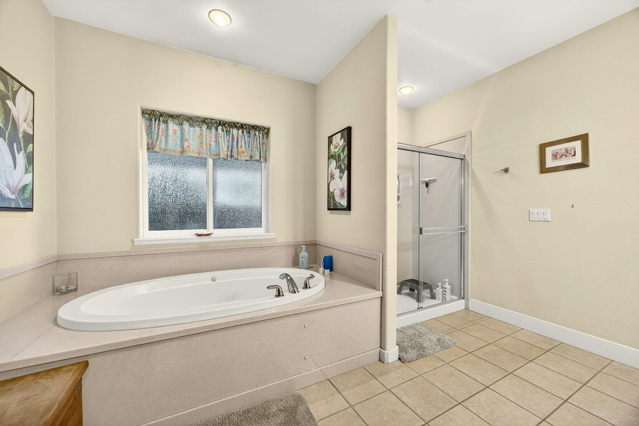 16 Portabello Way Eagle Point, OR 97524 - Photo 34 of 43 a bathroom with a tub and a window