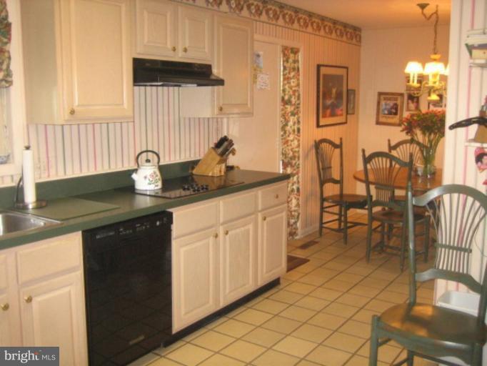 2306 Sugarcone Road Baltimore, MD 21209 - Photo 10 of 14 Kitchen