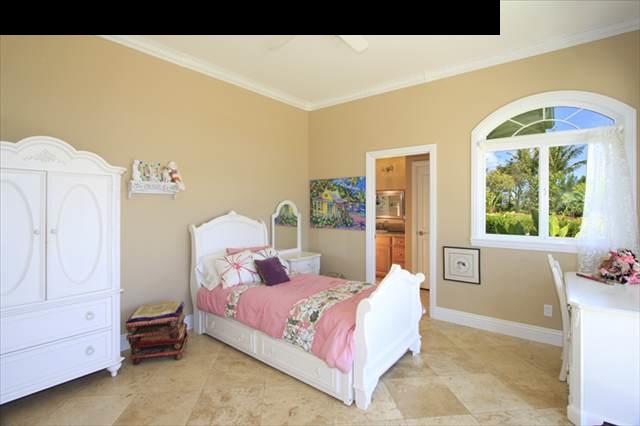 220 North Holokai Road Haiku, HI 96708 - Photo 17 of 29 a bedroom with a bed and a window