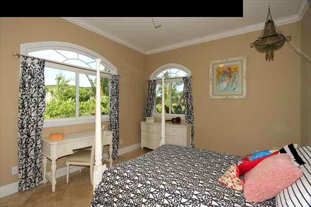 220 North Holokai Road Haiku, HI 96708 - Photo 19 of 29 a bedroom with a bed and a window