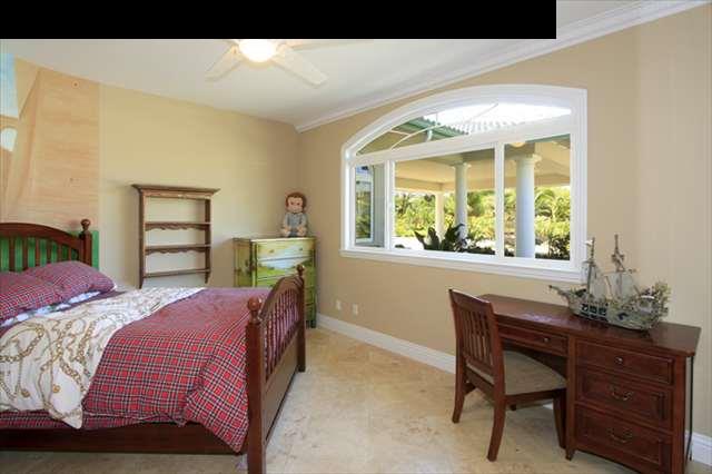 220 North Holokai Road Haiku, HI 96708 - Photo 20 of 29 a bed room with a bed and a window
