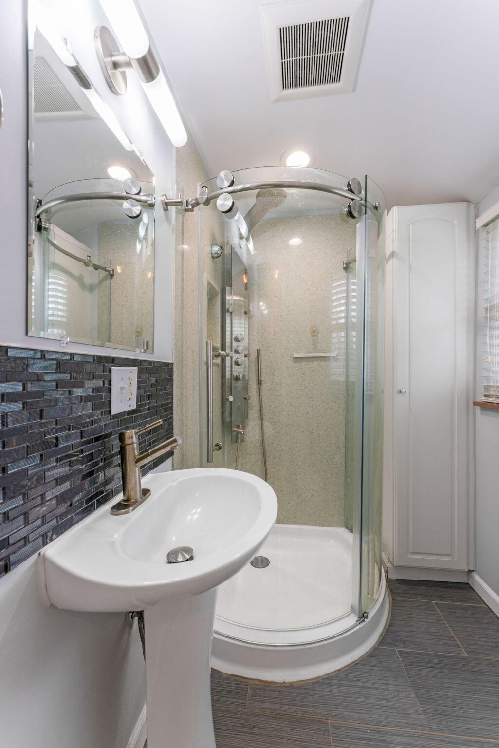 4540 Summit Ridge Road Columbus, OH 43220 - Photo 55 of 65 2nd Floor Full Bathroom