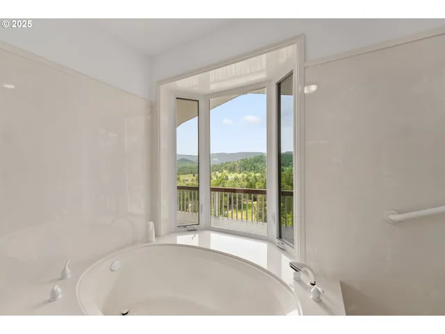 $749,000 | 322 Monta Vista Lane, Roseburg, OR 97471