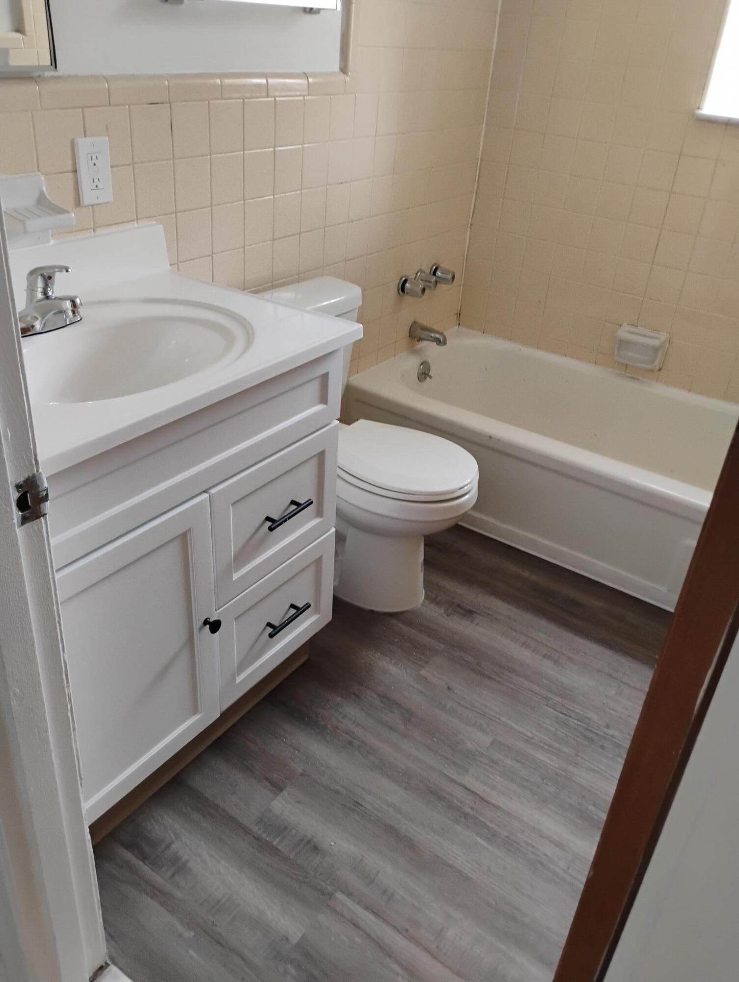 938 Grove Road Ypsilanti, MI 48198 - Photo 7 of 7 Bathroom Pic