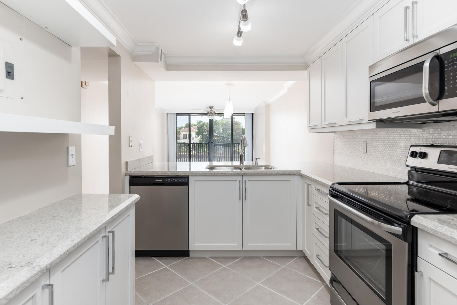 18 Royal Palm Way, Unit 207 Boca Raton, FL 33432 - Photo 11 of 28 KITCHEN