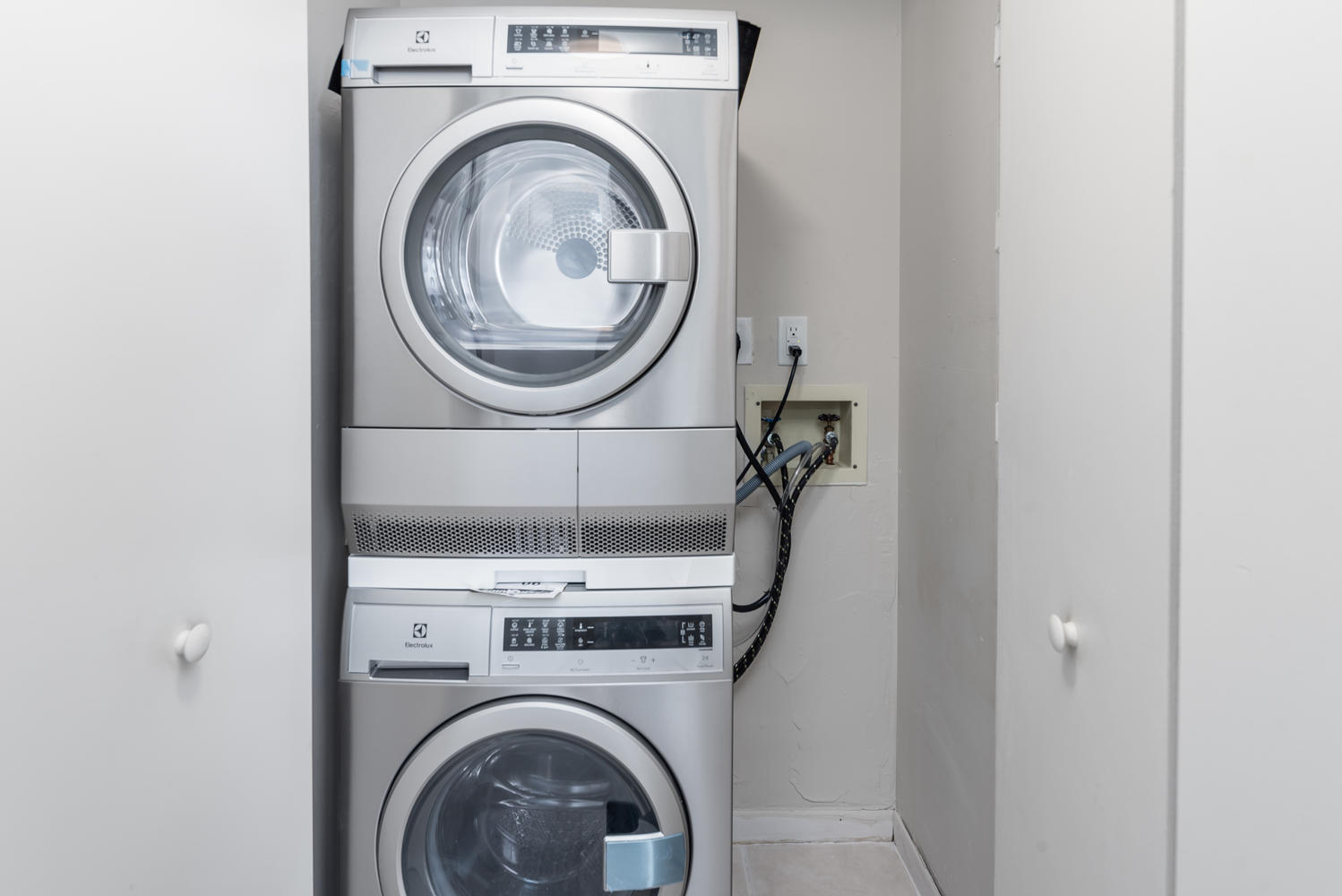 18 Royal Palm Way, Unit 207 Boca Raton, FL 33432 - Photo 17 of 28 LAUNDRY