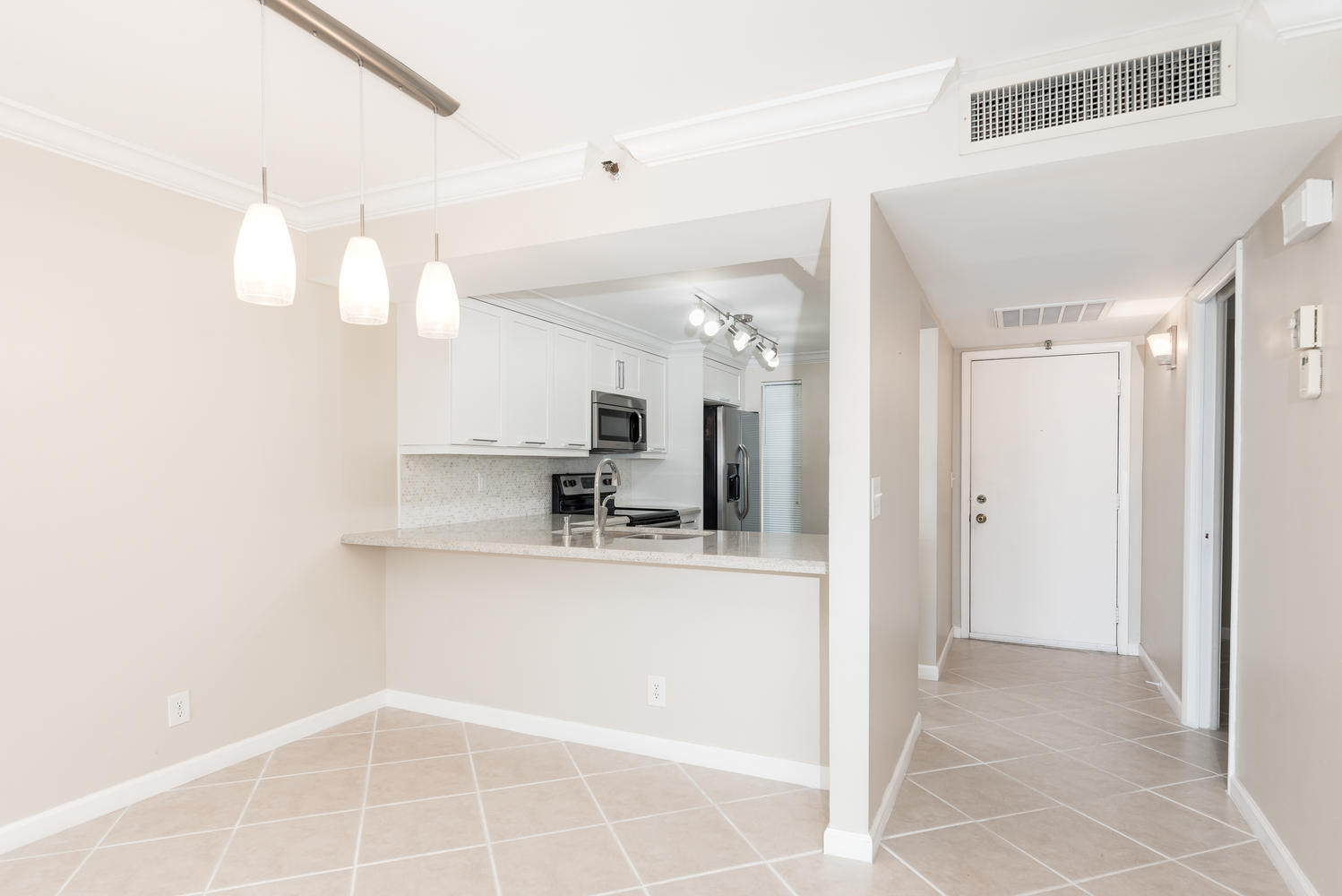 18 Royal Palm Way, Unit 207 Boca Raton, FL 33432 - Photo 4 of 28 KITCHEN/DINING