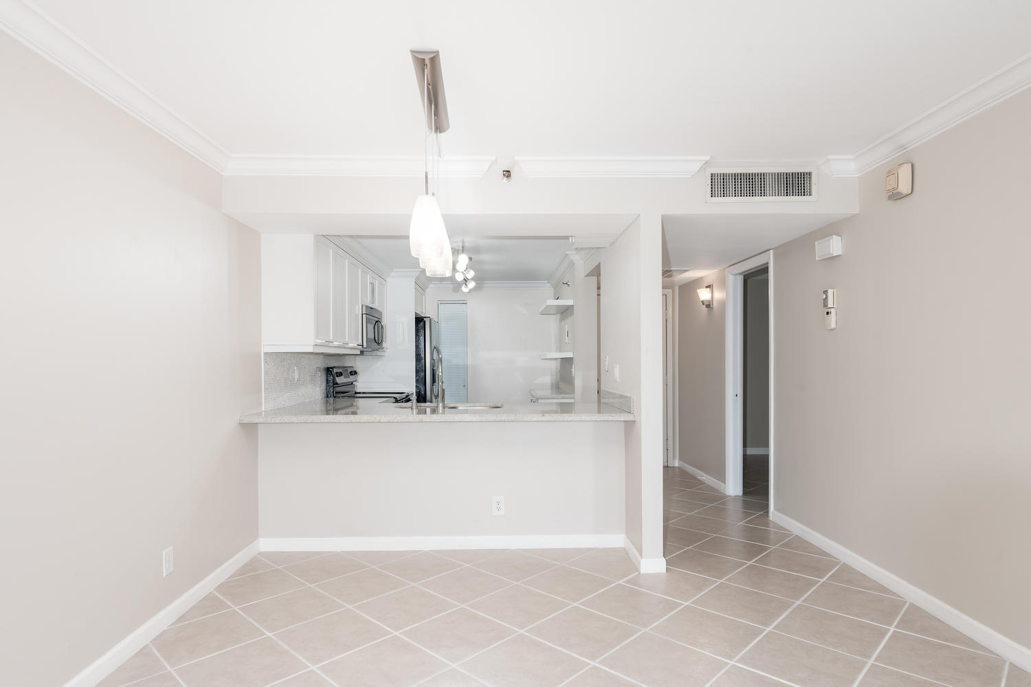 18 Royal Palm Way, Unit 207 Boca Raton, FL 33432 - Photo 5 of 28 KITCHEN/DINING
