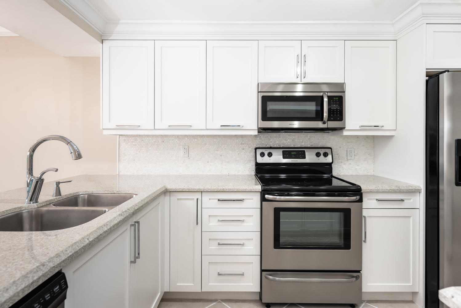 18 Royal Palm Way, Unit 207 Boca Raton, FL 33432 - Photo 9 of 28 KITCHEN