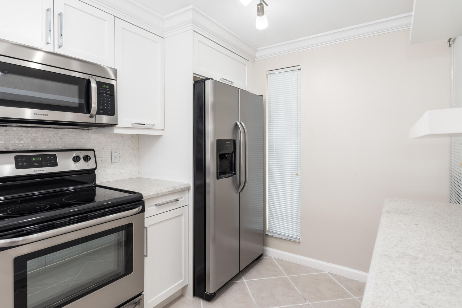 18 Royal Palm Way, Unit 207 Boca Raton, FL 33432 - Photo 10 of 28 KITCHEN