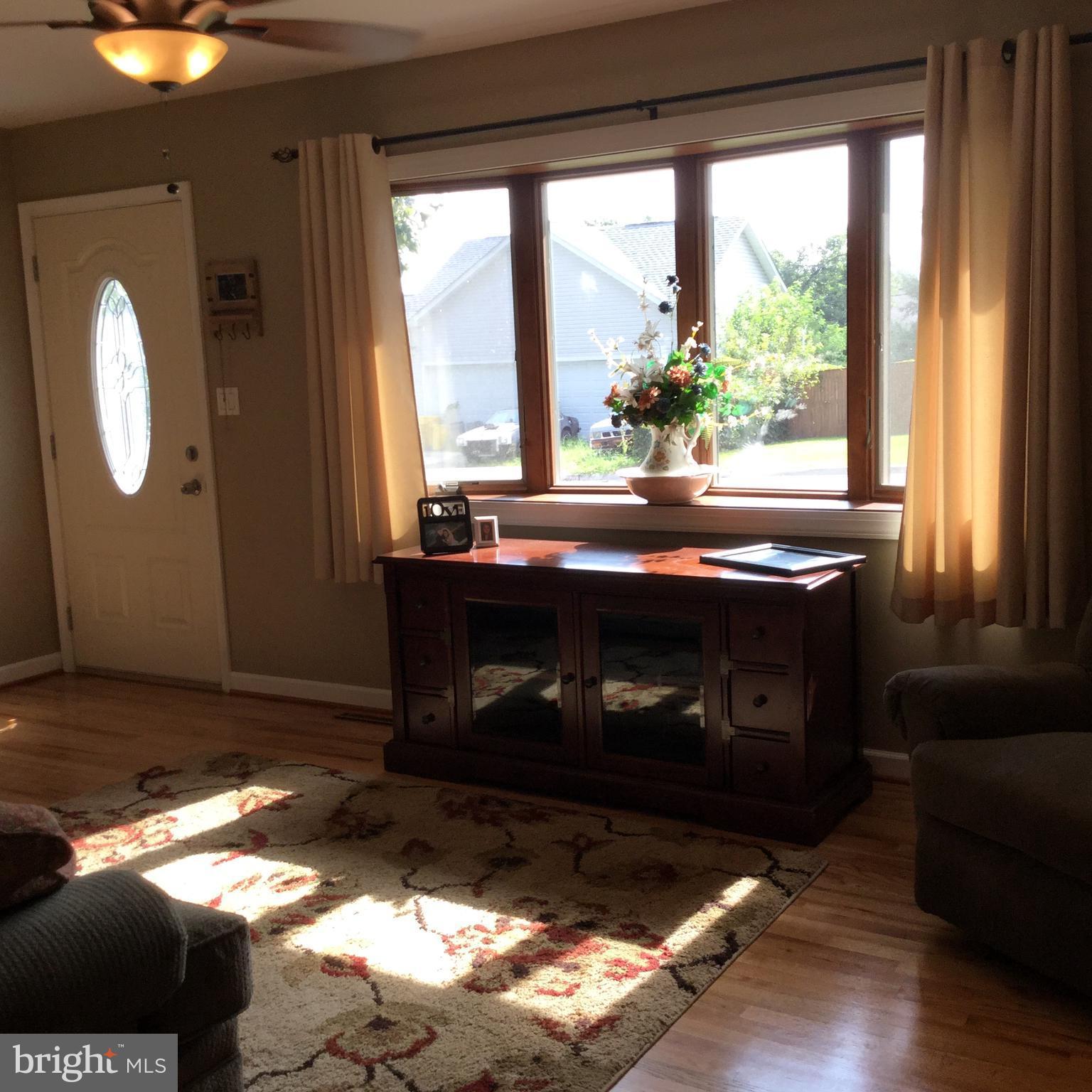 7946 East Shore Road Pasadena, MD 21122 - Photo 11 of 26 Living Room