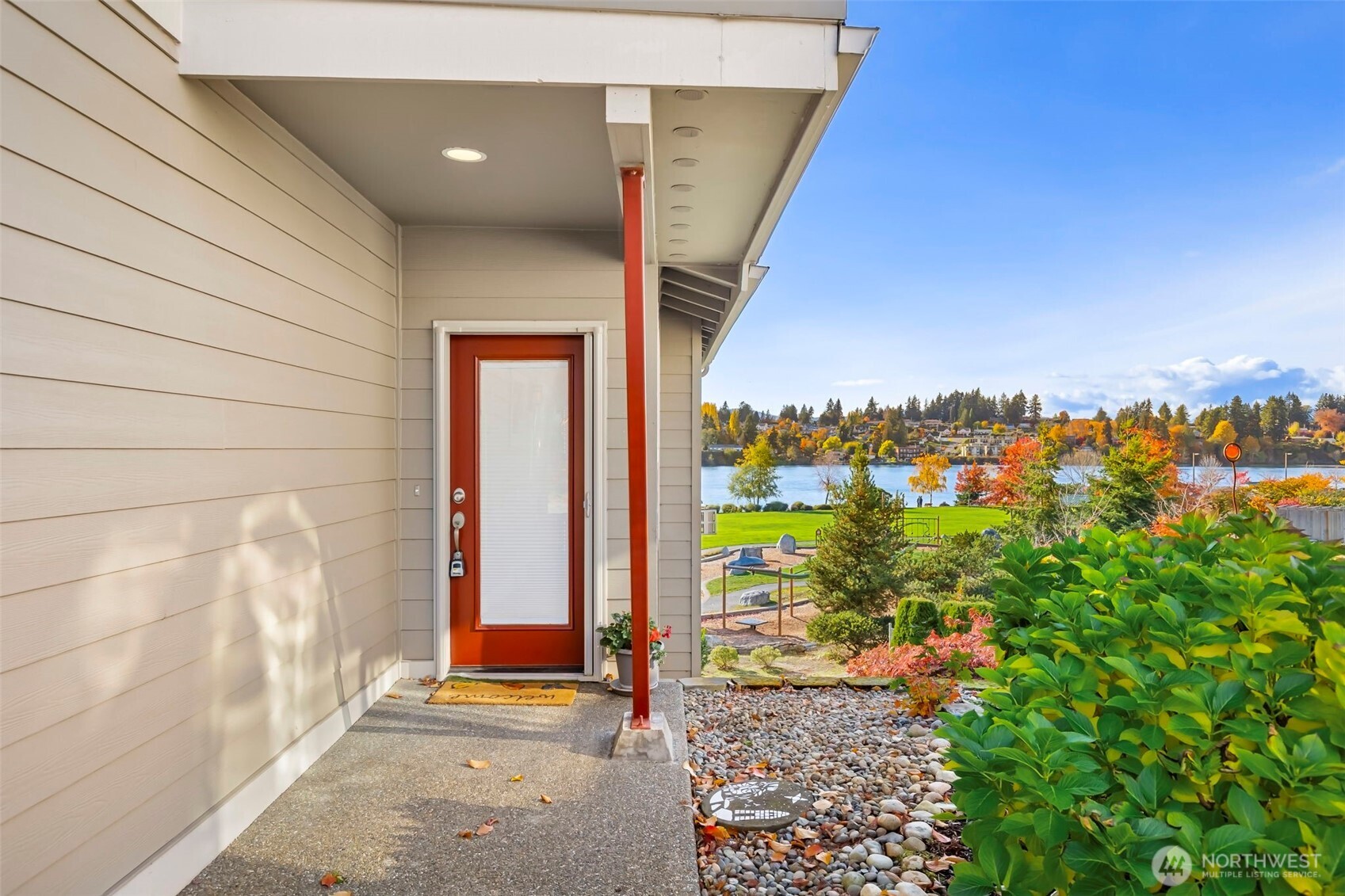 219 Apple Street Bremerton, WA 98310 - Photo 4 of 39 a view of entryway