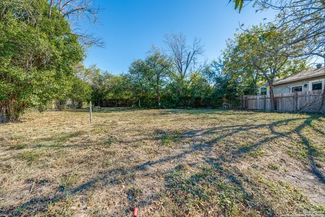 a view of a yard with a house