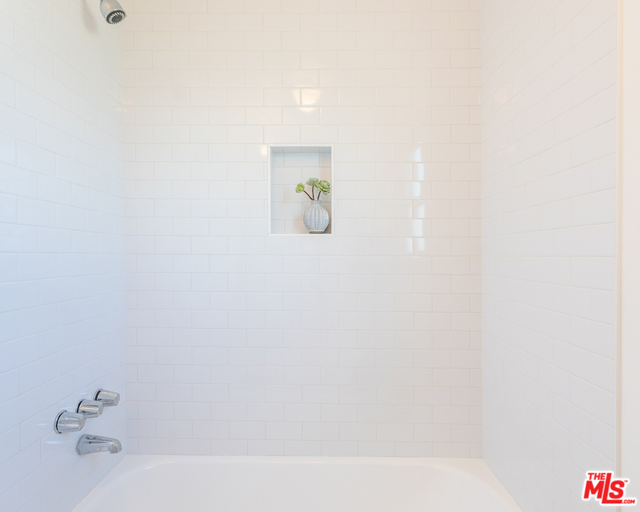 3036 Virginia Road, Unit 3 Los Angeles, CA 90016 - Photo 13 of 18 Gallery Image 13