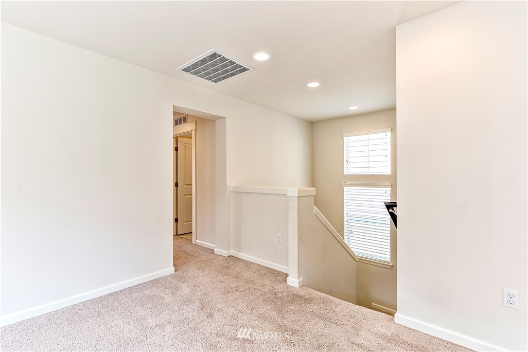 4521 185th Place Southeast Bothell, WA 98012 - Photo 21 of 33 en empty room with windows