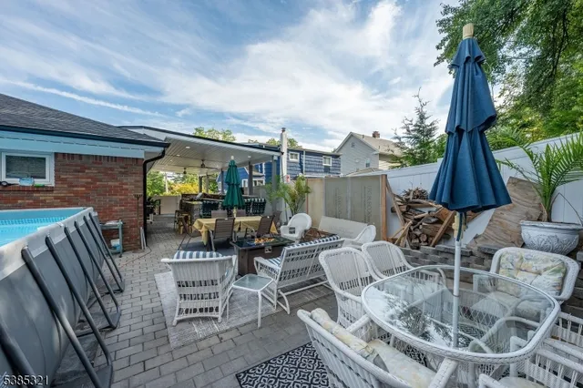 a view of a house with backyard