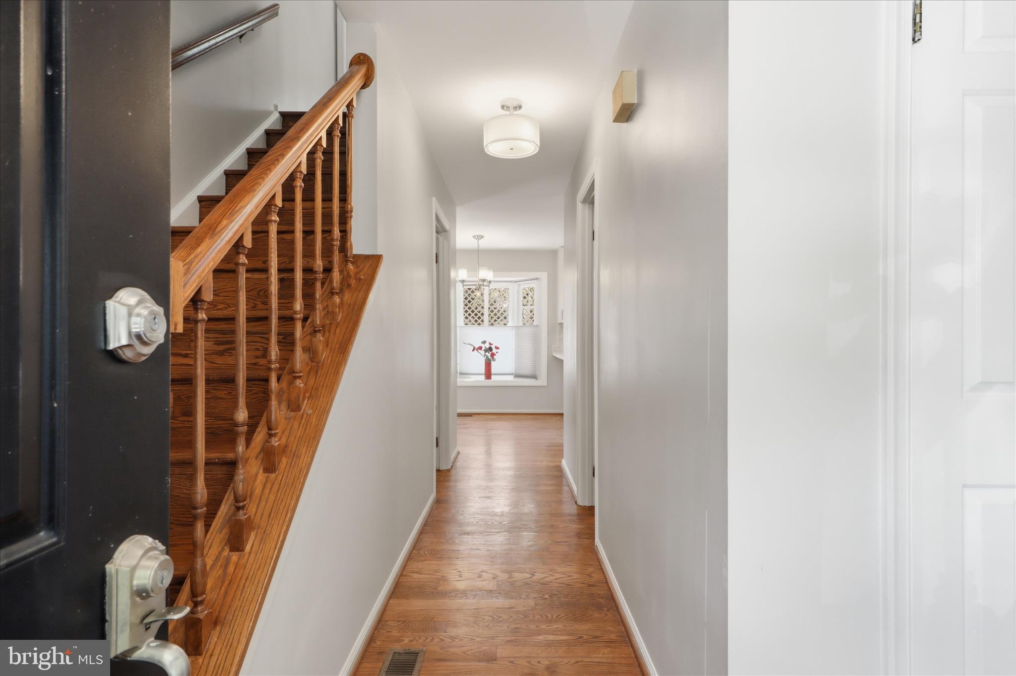 8615 Aqueduct Road Potomac, MD 20854 - Photo 4 of 57 Welcoming foyer