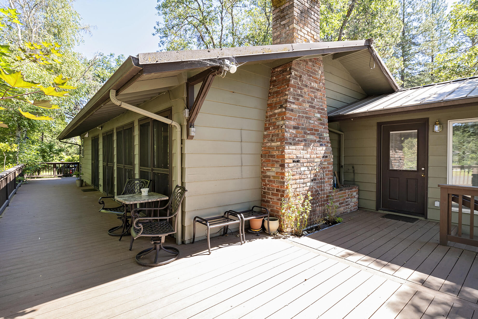 899 Old Ferry Road Shady Cove, OR 97539 - Photo 18 of 27 Separate entrance to the sunroom