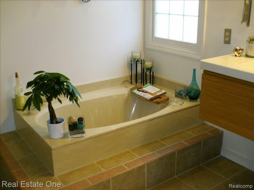 1266 Sandy Ridge Drive Rochester, MI 48306 - Photo 15 of 25 Garden Tub