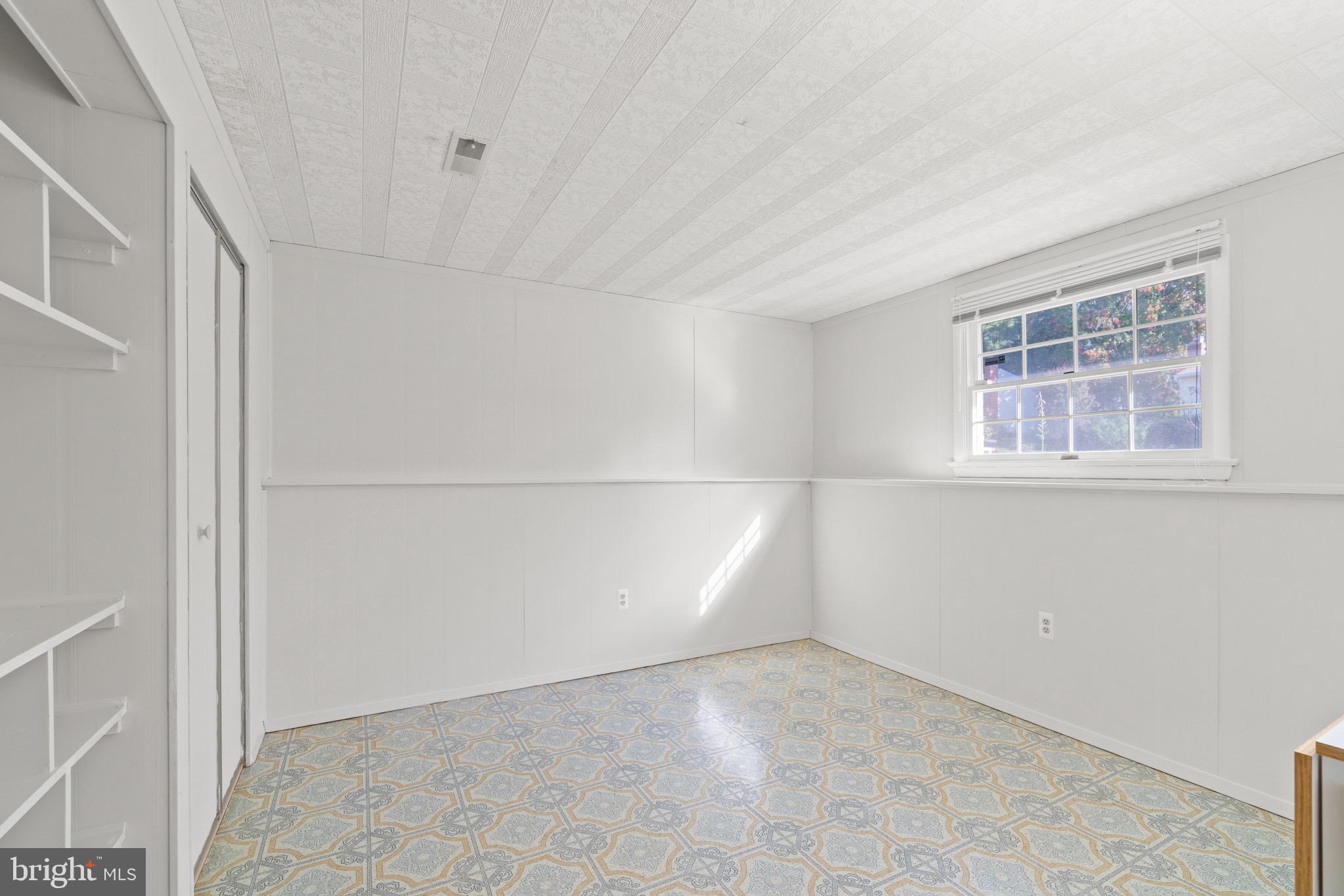 12762 Bradwell Road Herndon, VA 20171 - Photo 27 of 35 4th bedroom/craft room/office - you decide!