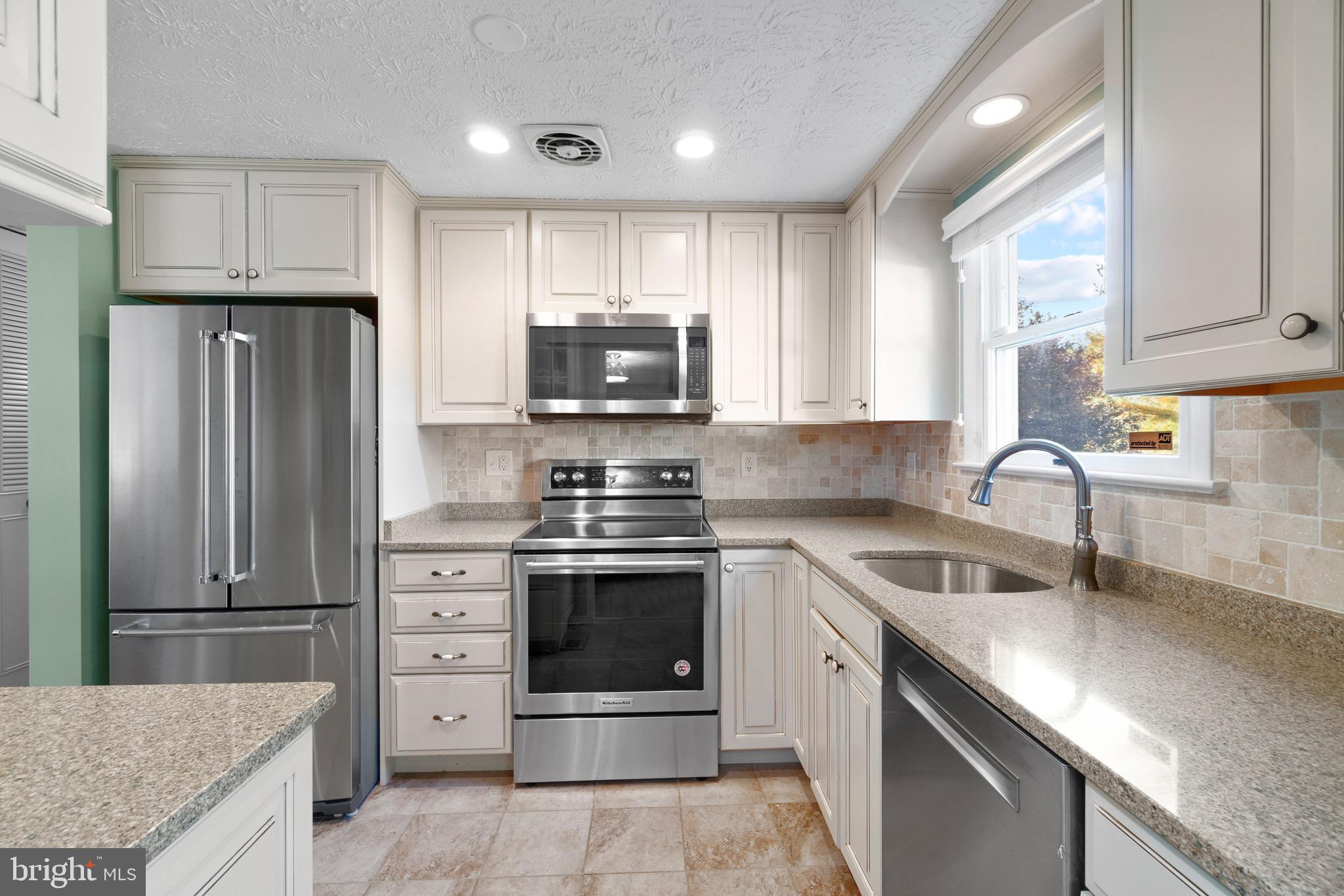 12762 Bradwell Road Herndon, VA 20171 - Photo 9 of 35 Updated, clean and bright.