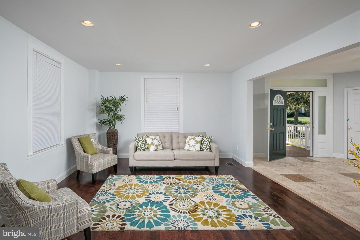 3800 Chatham Road Baltimore, MD 21215 - Photo 13 of 30 Living Room