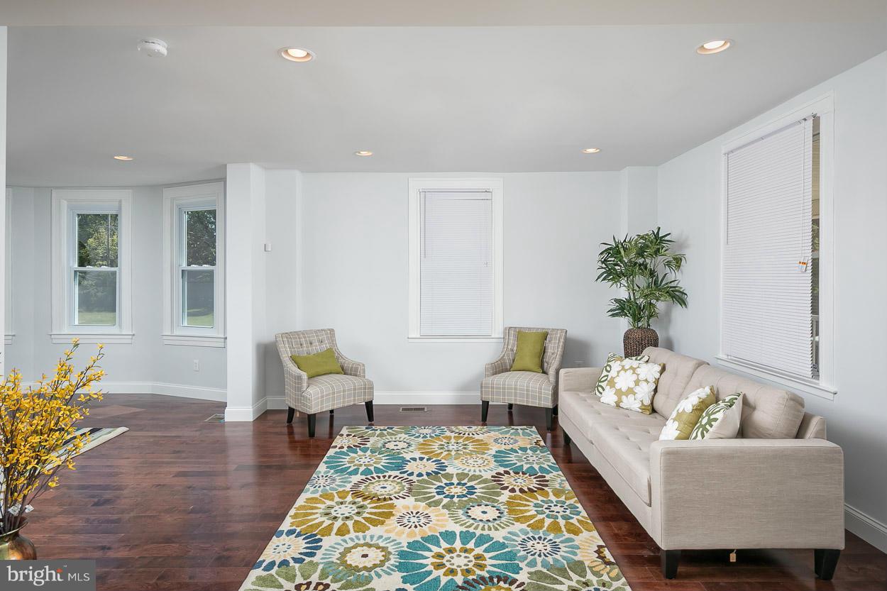 3800 Chatham Road Baltimore, MD 21215 - Photo 5 of 30 Living Room