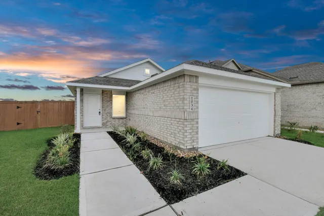 a front view of house with yard