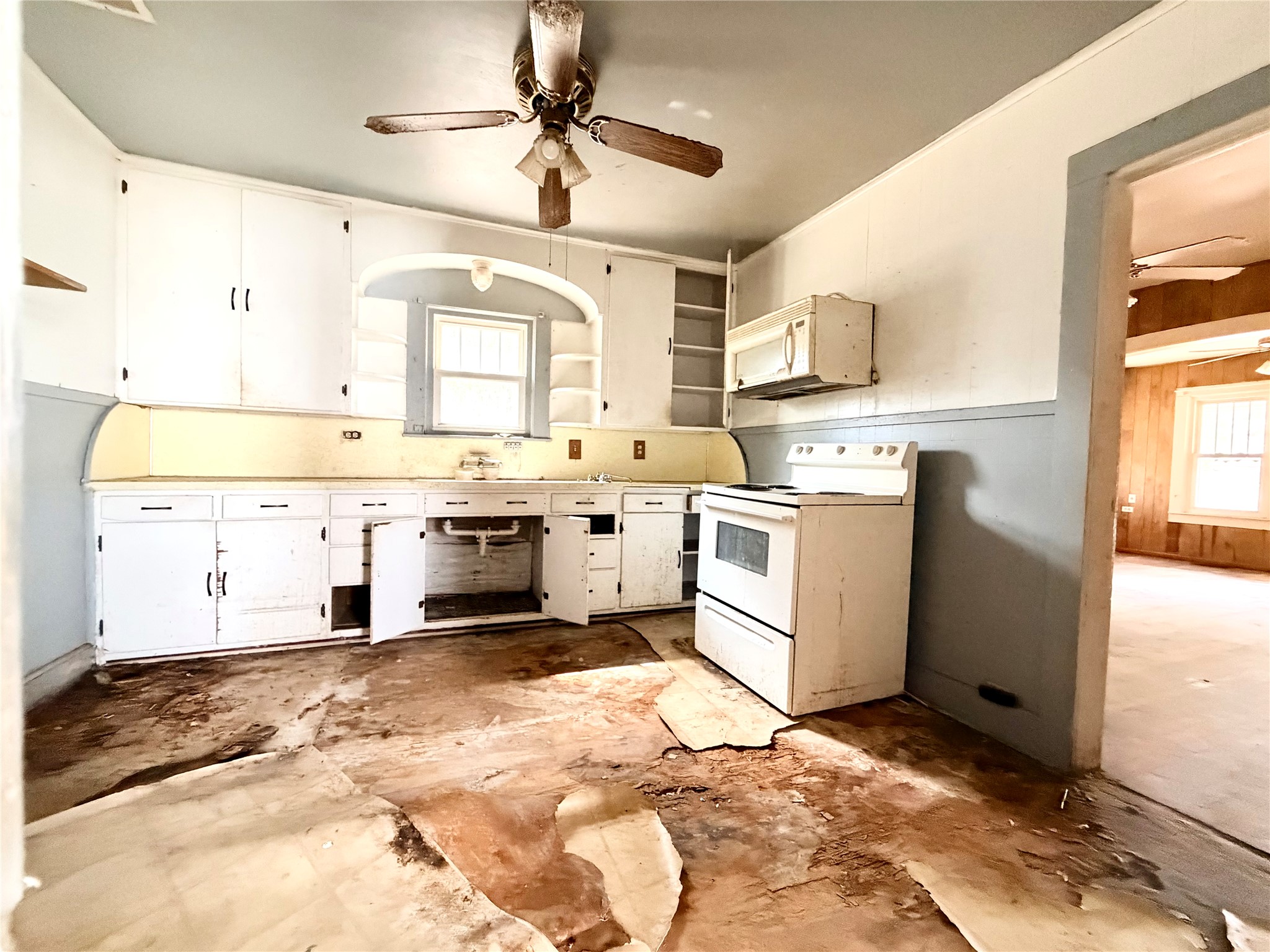 702 East 18th Street Cameron, TX 76520 - Photo 10 of 14 A promising kitchen awaiting a visionary touch to restore its charm.