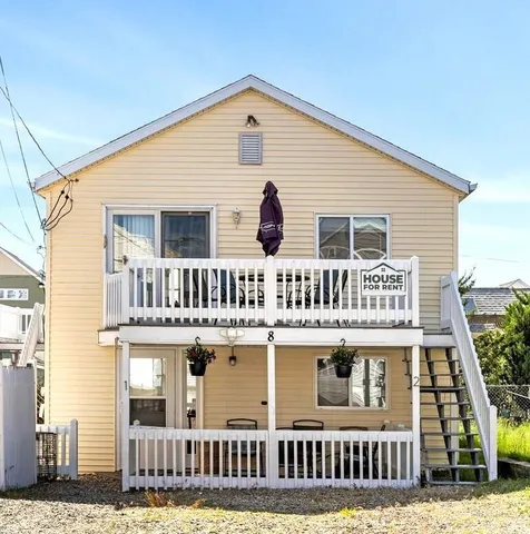 $1,950 | 8 Commonwealth Avenue, Unit 1 DOWN, Salisbury, MA 01952