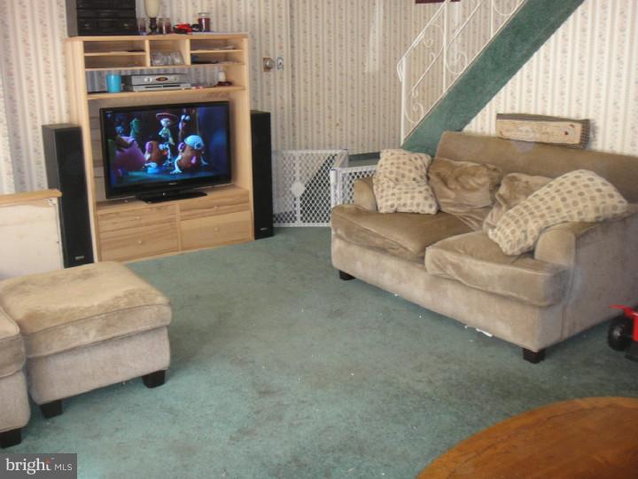 12503 Calpine Road Philadelphia, PA 19154 - Photo 2 of 9 Living Room