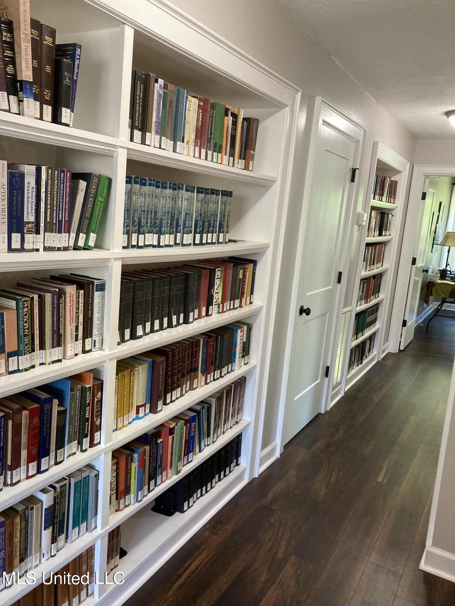 300 Bob White Lane Ridgeland, MS 39157 - Photo 18 of 32 19 Bookcases Upstairs
