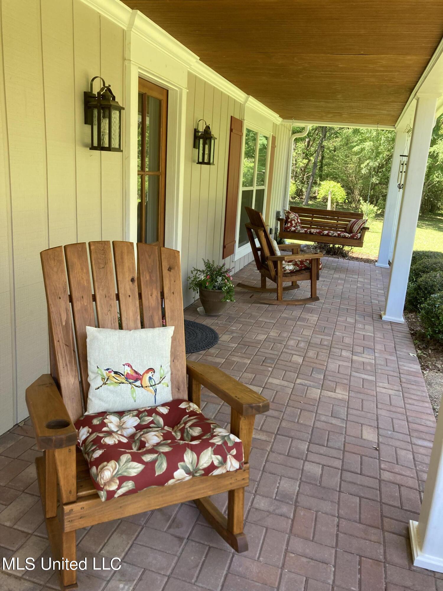 300 Bob White Lane Ridgeland, MS 39157 - Photo 21 of 32 22 Porch Main house front