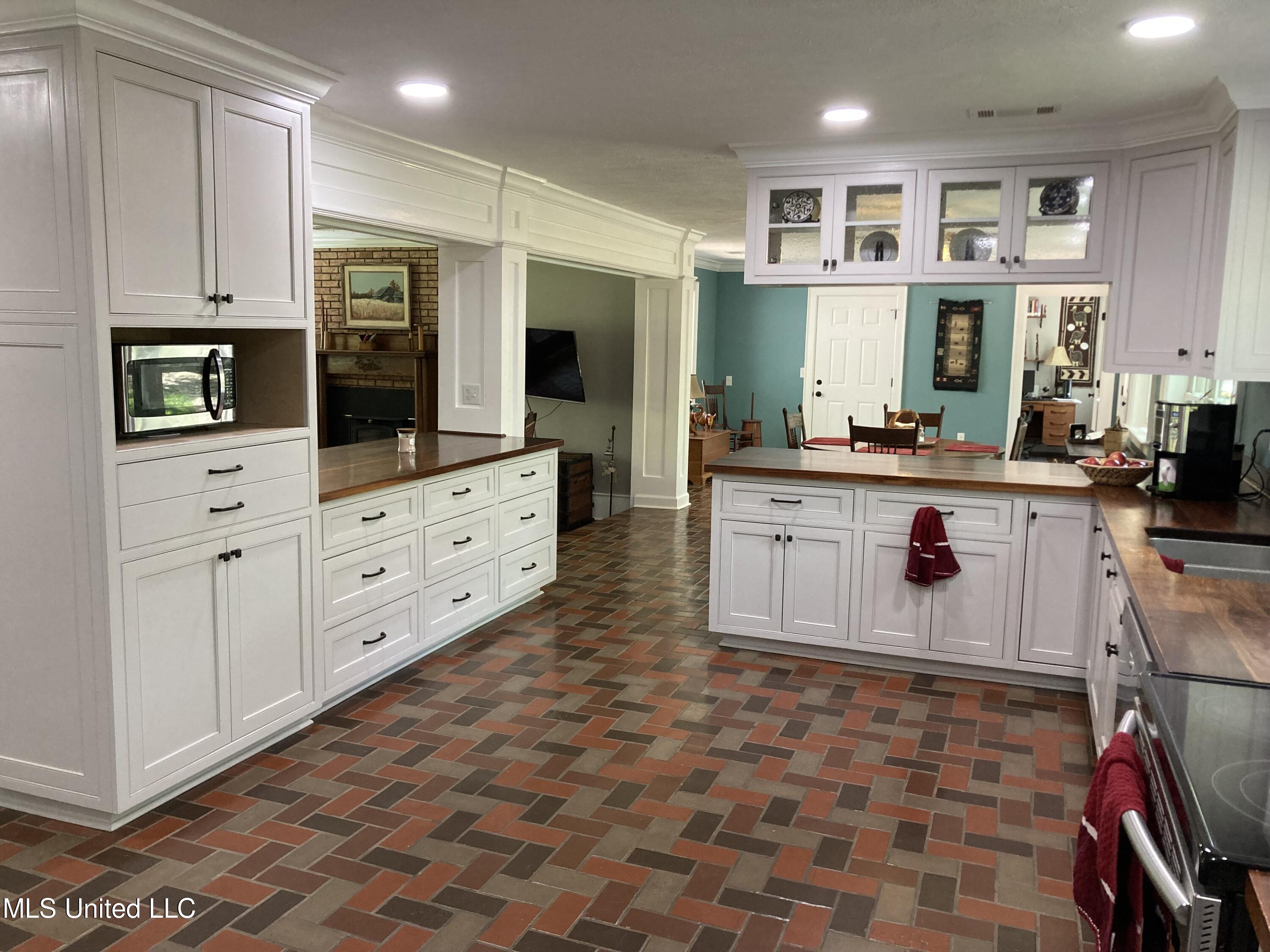 300 Bob White Lane Ridgeland, MS 39157 - Photo 4 of 32 4 Kitchen into Dining and LR