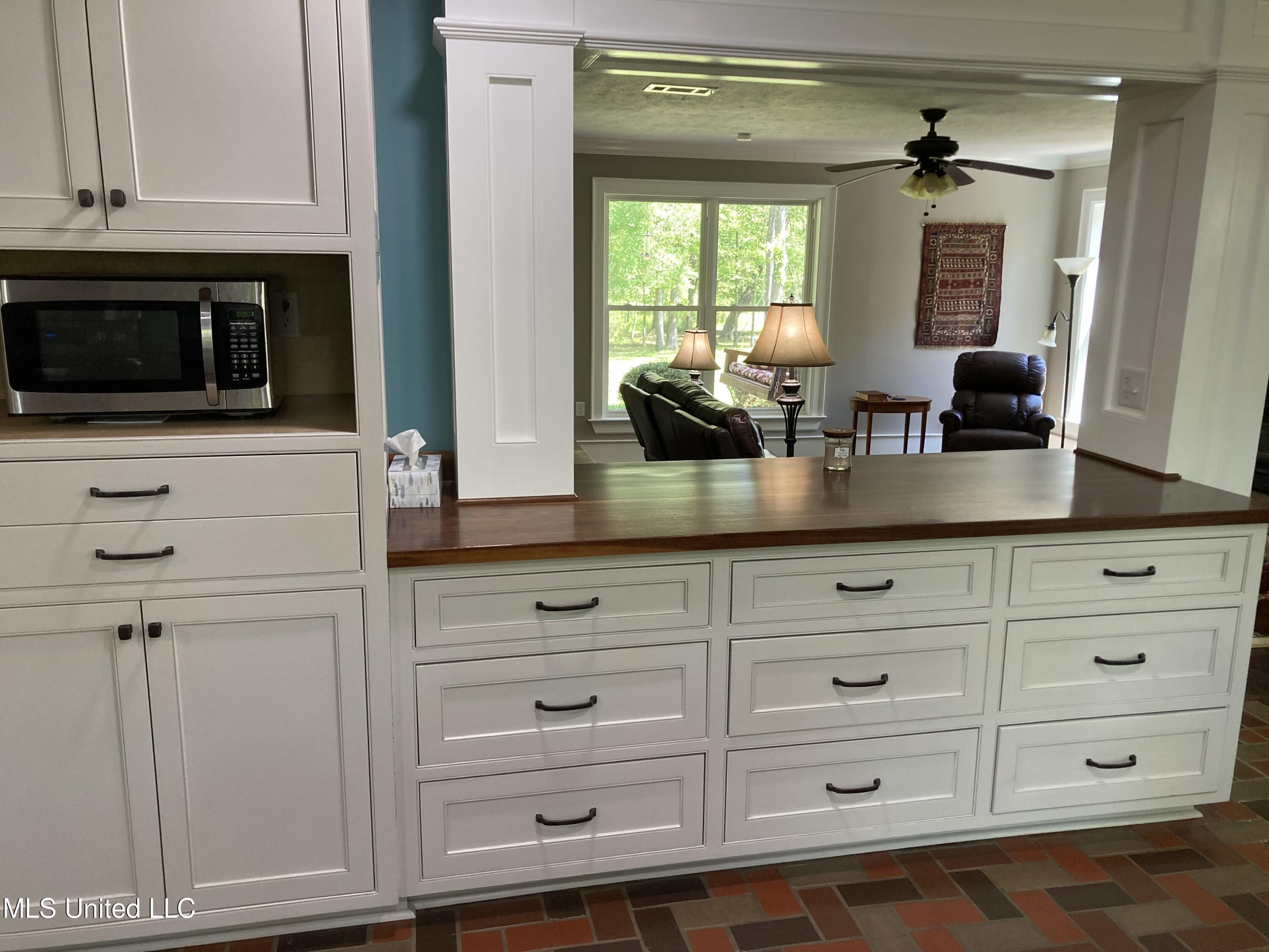 300 Bob White Lane Ridgeland, MS 39157 - Photo 5 of 32 5 Kitchen into LR