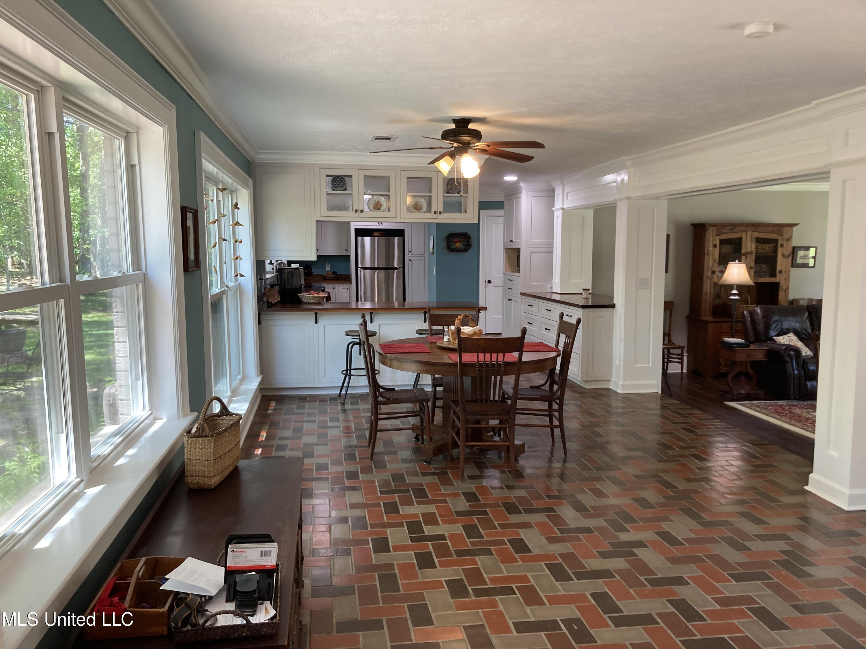 300 Bob White Lane Ridgeland, MS 39157 - Photo 9 of 32 9 Dining room into kitchen and LR 2