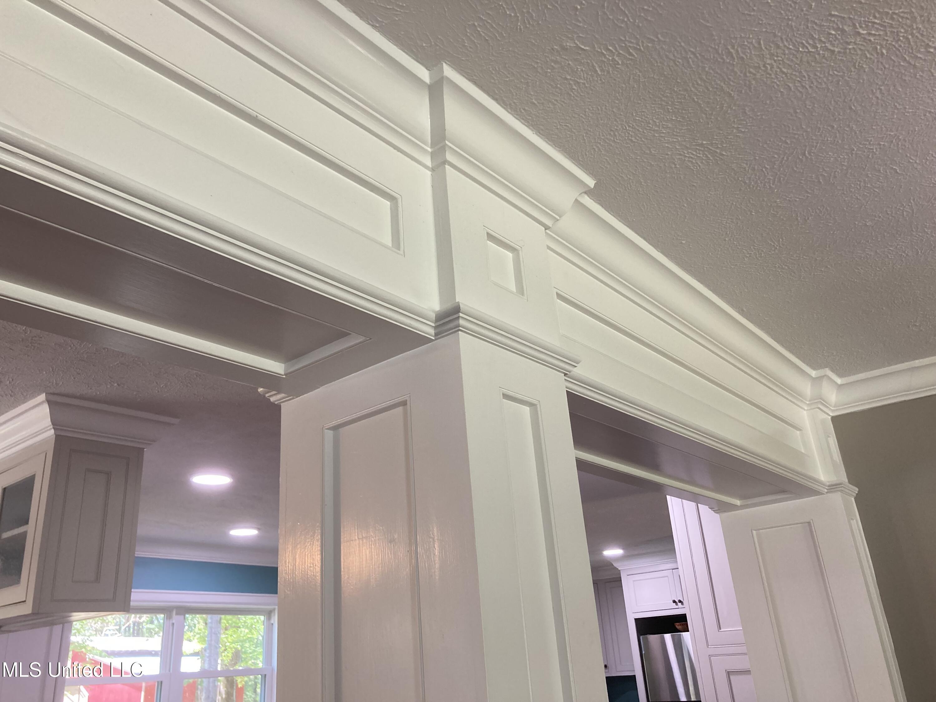 300 Bob White Lane Ridgeland, MS 39157 - Photo 10 of 32 10 Crown mold and columns 2