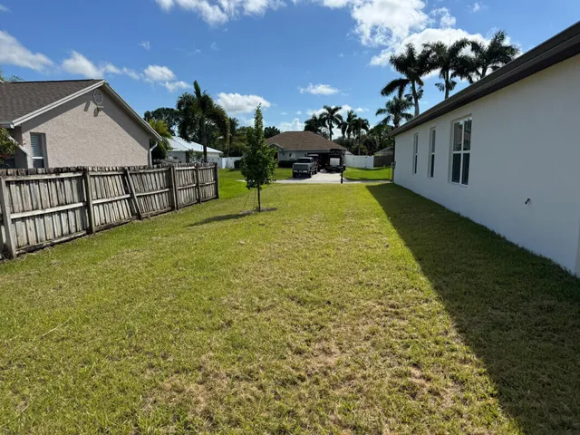 a view of a backyard