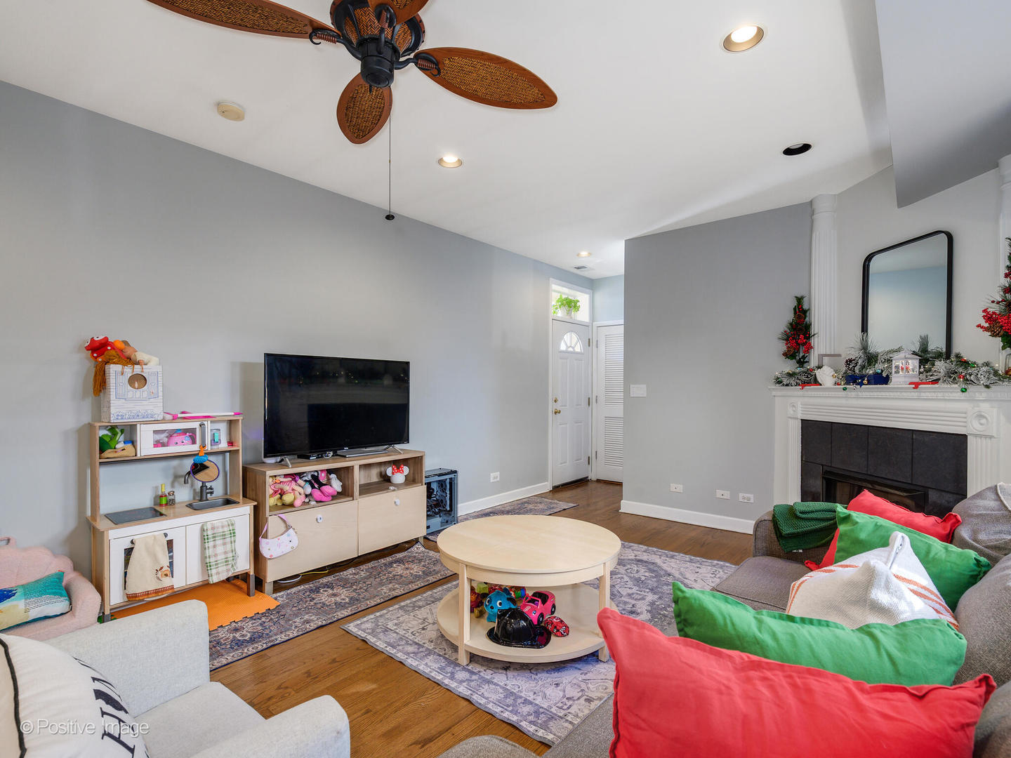 4022 North Monticello Avenue, Unit 3N Chicago, IL 60618 - Photo 5 of 21 a living room with furniture and a flat screen tv