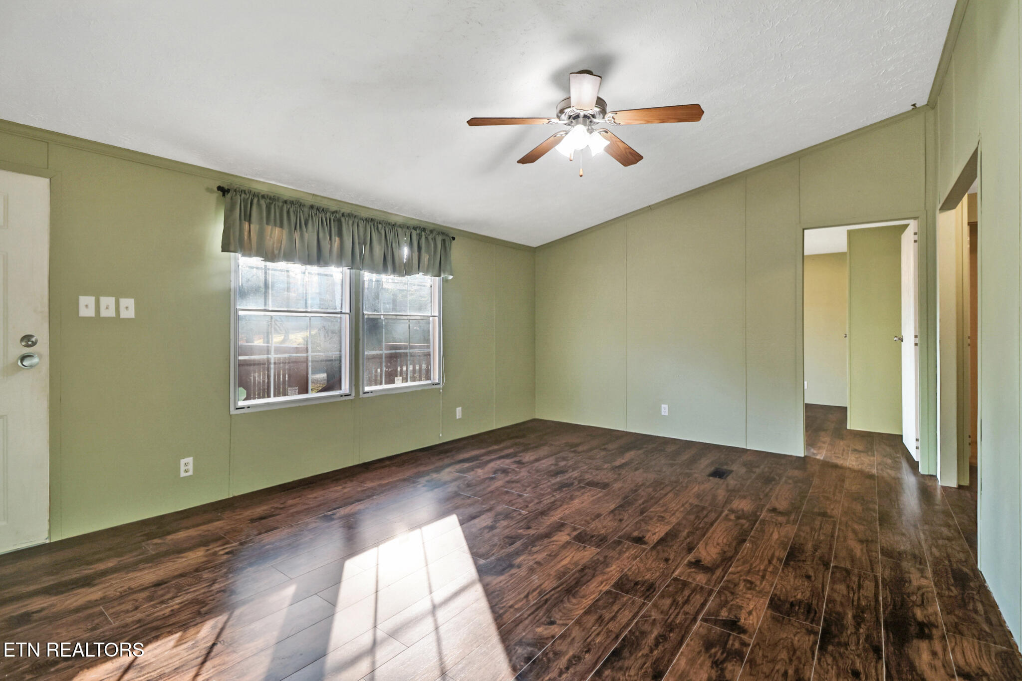 139 Rugby Court Crossville, TN 38558 - Photo 7 of 22 Living Room