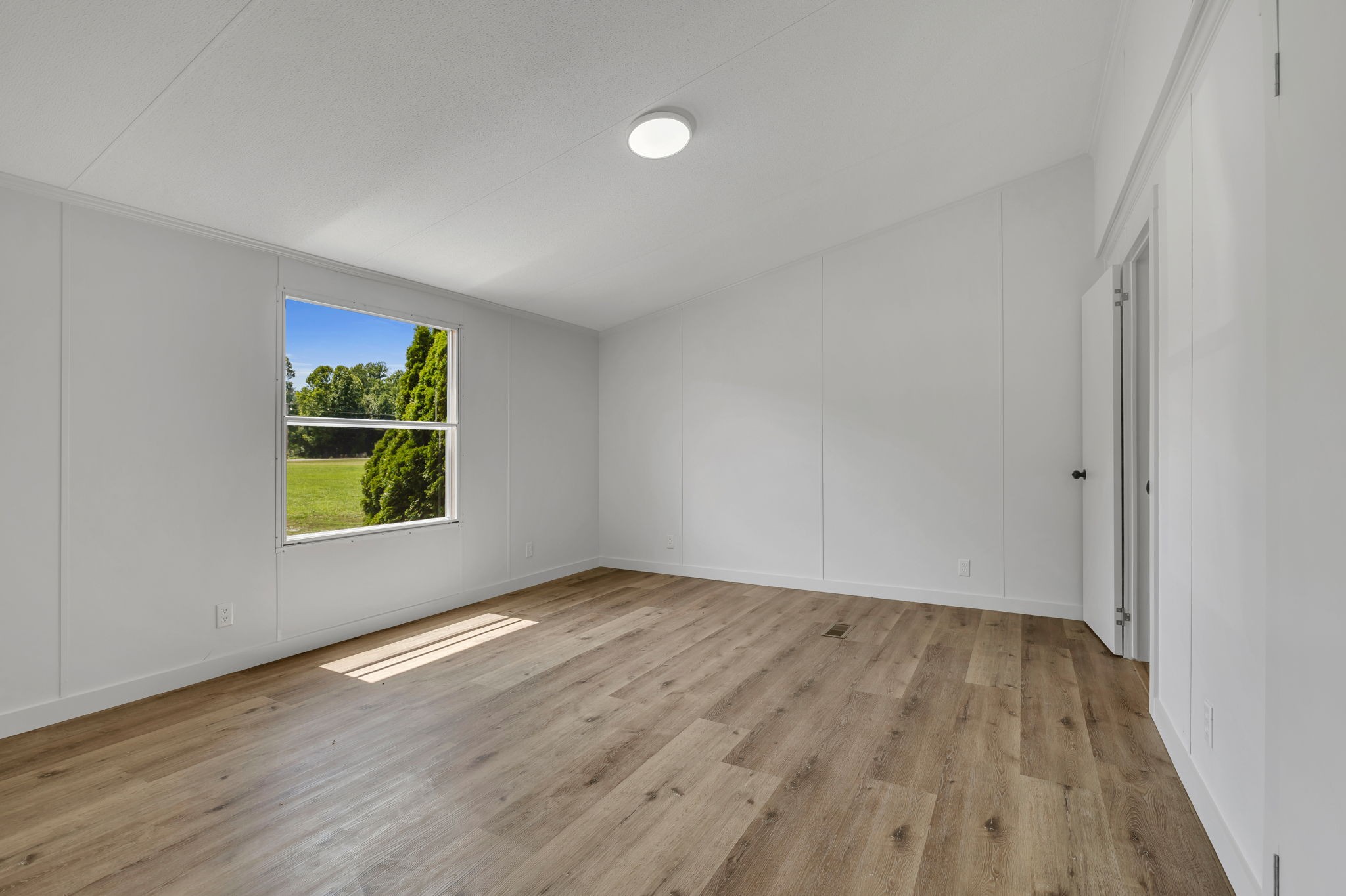1894 Parker Road Manchester, TN 37355 - Photo 23 of 39 a view of an empty room with wooden floor and a window