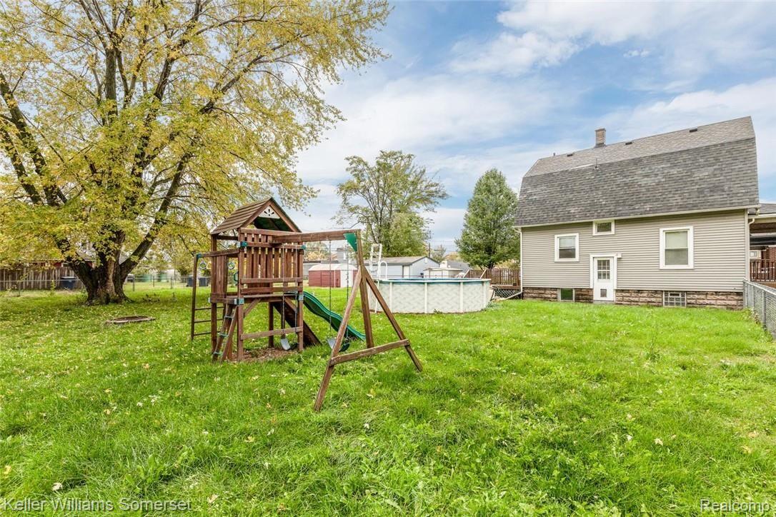 18 Forest Street River Rouge, MI 48218 - Photo 23 of 25 Backyard / Playground