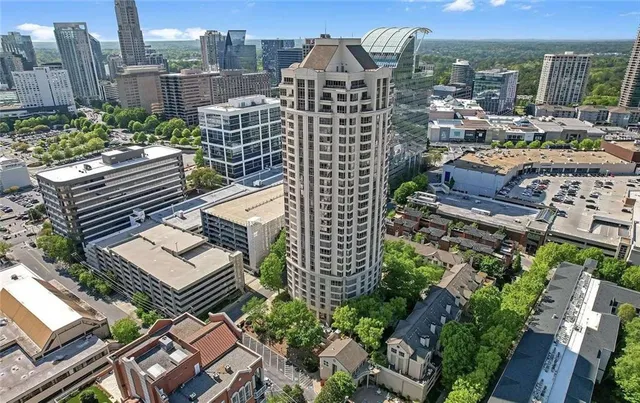 a view of a fountain in front of a building