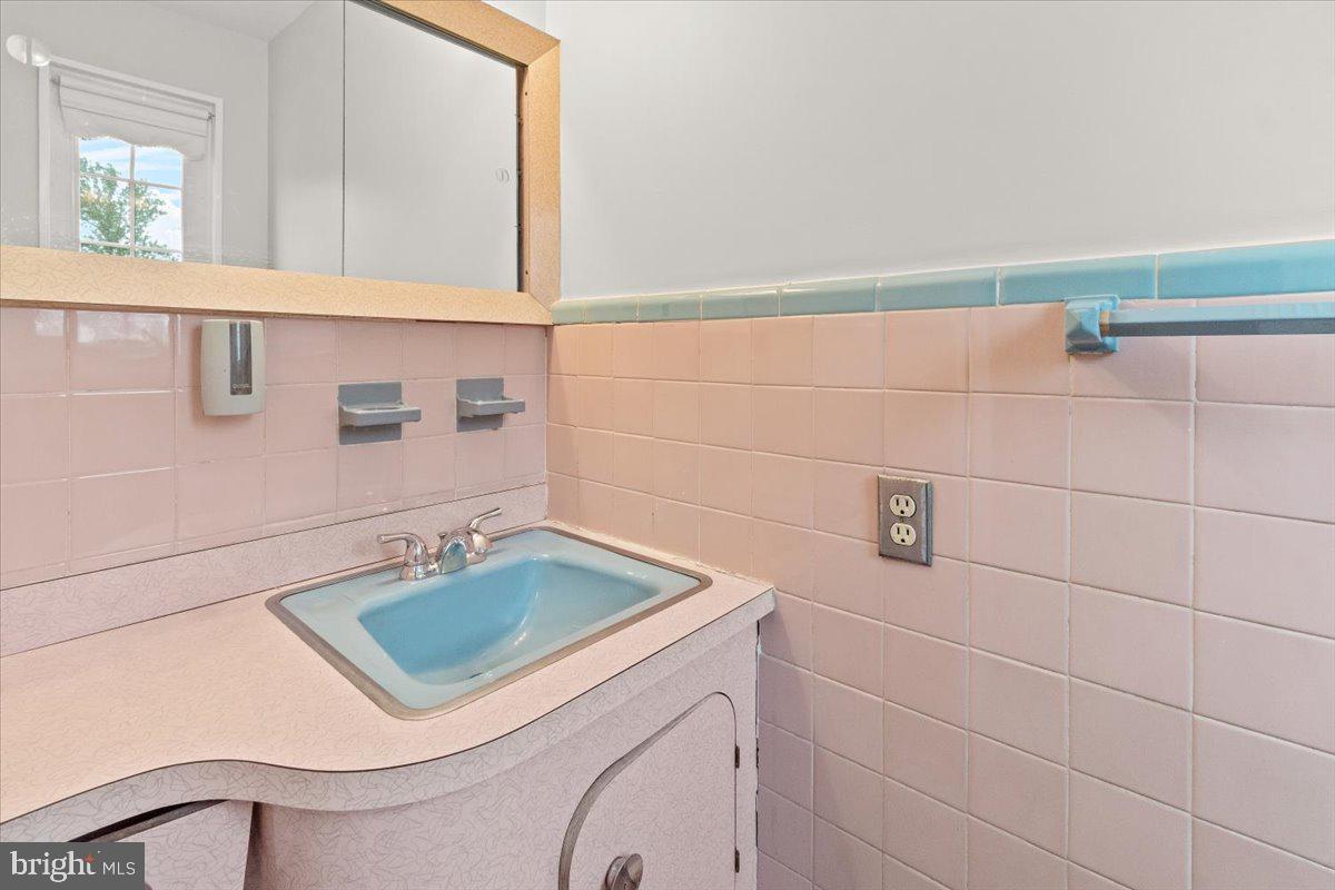 704 Ednor Road Ashton, MD 20861 - Photo 24 of 39 a utility room with dryer and washer